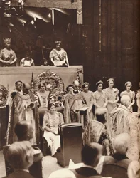 Königin Elizabeth sieht zu, wie ihr Ehemann am Tag seiner Krönung gekrönt wird, 1937
