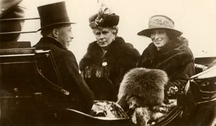 Königin Mary mit der Prinzessin Royal und Viscount Lascelles, 1923