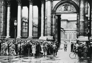 Warteschlange vor dem Informationsbüro für Zivilisten in der Abgeordnetenkammer, Paris, Juli 1940