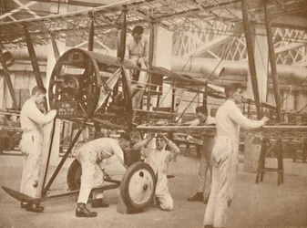 RAF-Lehrlinge beim Rüsten eines Flugzeugs an der Technischen Schule, Halton, Buckinghamshire, 1927