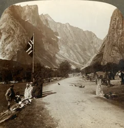 Zerklüftete Gipfel der Troldtinder oder Hexenspitzen von der Talstraße, Horgheim, Norwegen, ca. 1905