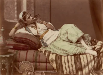 Rauchende liegende Frau