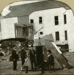 Flüchtlingslager, ehemalige Behausung in Trümmern im Hintergrund. Dies ist Erdbebenarbeit, 1906