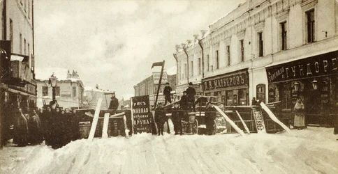 Revolutionäre Barrikaden in der Seleznevskaya-Straße, Moskau, Russland, während des Aufstands 1905