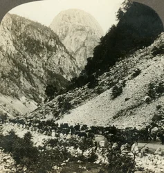Rocky Jordalsnut 3620 ft. von der Straße mit Touristenkarren, Norwegen, um 1905