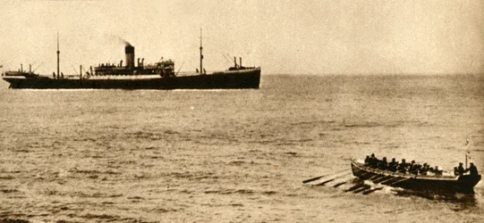 Königliche Marinekutter, der sich darauf vorbereitet, die Schiffspapiere zu prüfen, Erster Weltkrieg