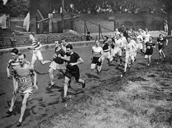 Halbmeilenlauf am Civil Service Sports Day, Stamford Bridge, London