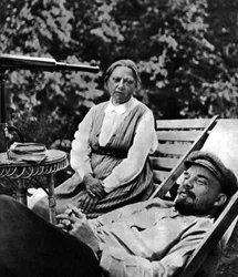 Der russische bolschewistische Führer Wladimir Lenin und Nadeschda Krupskaja, Gorki, UdSSR, 1922