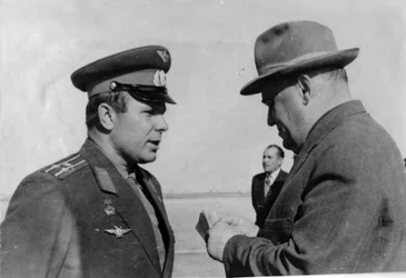 Russischer Kosmonaut Juri Gagarin und Raketeningenieur Sergei Koroljow, 1961