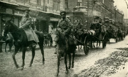 Russische Versorgungskolonne in Przemysl, März 1915, um 1920