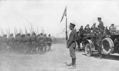 Russische Truppen paradieren vor Alexander Kerensky, Erster Weltkrieg, Juli 1917