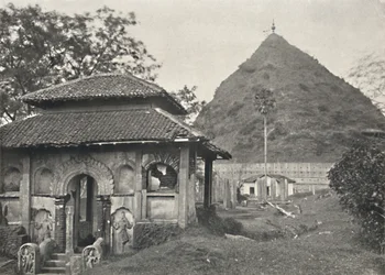 Ruwanwali Dagoba in Anuradhapura. Ostseite, 1926