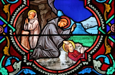 Herz-Jesu-Kirche: Buntglasfenster: Benedikt von Nursia, Schutzpatron Europas und der Studenten