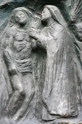 Saint-Pierre de Montmartre Kirche: Notre-Dame-Tor Skulptur: Jesus wird vom Kreuz abgenommen, Paris, Frankreich