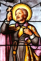 Saint Fargeau Kirche. Glasfenster. Römisch-katholischer Missionar St. Franz Xaver. Frankreich