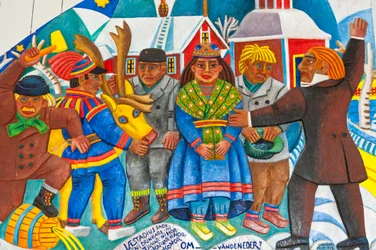 Sami-Kunst; das tägliche Leben der Sami; bunte Holzschnitzerei; Sami-christlicher Altaraufsatz, entworfen vom Künstler Bror Hjort in der Holzkirche von Jukkasjärvi; Lappland; Norrbotten; Schweden; Skandinavien; Europa