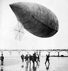 Santos-Dumonts Luftschiff startet von Trouville, Frankreich, 1905