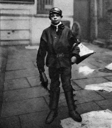 Straßenkehrerjunge, der Pferdemist auf der Straße aufräumt, London, 1926-1927