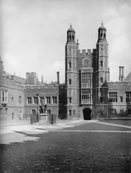 Schulhof und Luptons Turm, 1926