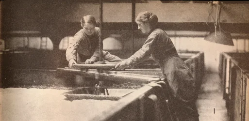 Hefe in einer Brauerei in Burton-On-Trent festschrauben, ca. 1916, 1935
