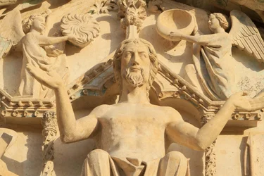 Skulptur des sitzenden Christus auf einem Thron. Das Jüngste Gericht. Tympanon des westlichen Zentralportals. (Detail)