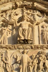 Skulptur des sitzenden Christus auf einem Thron. Das Jüngste Gericht. Tympanon des westlichen Zentralportals