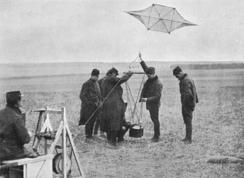 Start eines französischen Kriegskites, an dem eine Kamera befestigt ist, 1914, 1915