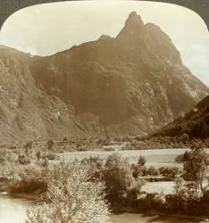 Scharfe Zinnen des Romdalshorn, die die Bergwand über dem Fluss Rauma krönen, Norwegen, ca. 1905