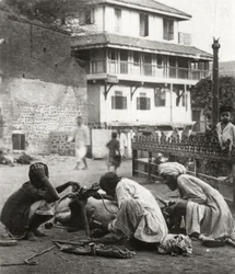 Beschlagen eines Ochsen, Indien, ca. 1927-1929