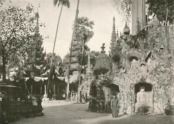 Schreine an der Shwe-Dagon-Pagode, Rangun, 1900