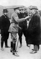 Sir Douglas Haig betont einen Punkt an der Front, Frankreich, Erster Weltkrieg, 1916-1918, um 1920