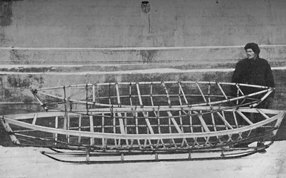 Skelette eines Einmann-Kajaks aus Bambus und eines Doppelkajaks, liegend auf einem Handschlitten, 1894, 1897