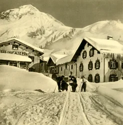 Skifahrer in Stuben am Arlberg, Vorarlberg, Österreich, um 1935