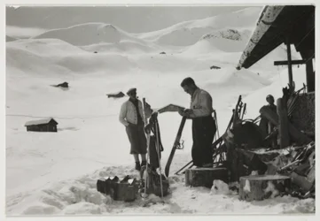 Skifahrer vor einem Chalet, um 1930