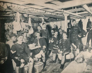 Soldaten in einer Kabine eines Transportschiffs, ca. 1900