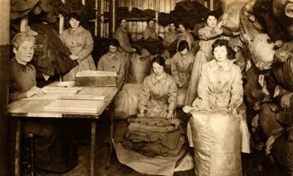 Sortieren von Uniformen im WAAC-Kleiderladen, Erster Weltkrieg, 1914-1918, 1933