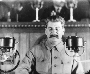 Der sowjetische Führer Josef Stalin hält auf dem Kongress der Kommunistischen Partei eine Rede, 1930er Jahre