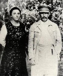 Sowjetführer Josef Stalin mit seiner zweiten Frau Nadeschda Allilujewa, späte 1920er Jahre