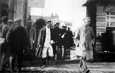 Der sowjetische Führer Josef Stalin, eskortiert von Geheimagenten der GRU, Ende der 1920er Jahre