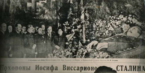 Sowjetische Führer besuchen Stalins blumengeschmückte Totenbahre im Säulensaal in Moskau. Hinter dem Oberhaupt