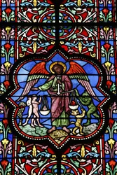 Buntglasfenster in der Kathedrale Notre Dame de Bayeux, Bayeux, Frankreich