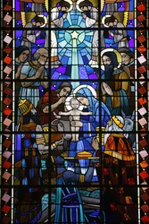 Glasfenster in der katholischen Kirche Notre Dame du Rosaire: Geburt Christi, Saint-Ouen, Frankreich
