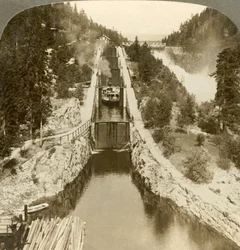 Dampfschiff erklimmt einen Hügel neben dem Vrang-Wasserfall, bei Schleusen in Bandak-Nordsjo, Norwegen, ca. 1905