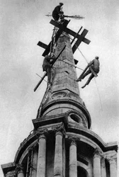 Steeplejacks auf dem Turm der All Saints Church, Poplar, London, 1926-1927