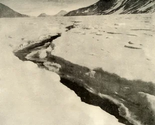 Strom von fließendem Wasser in der Mitte des Ferrar-Gletschers im Hochsommer, ca. 1908, 1909