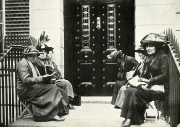 Suffragetten warten vor der Haustür von Sir Edward Carsons Londoner Haus, 6. April 1914, 1947