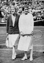 Suzanne Lenglen und Elizabeth Ryan vor ihrem letzten Einzelspiel in Wimbledon, 1925