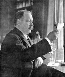 Svante Arrhenius 1859-1927, schwedischer Physiker und Chemiker in seinem Labor, 1909