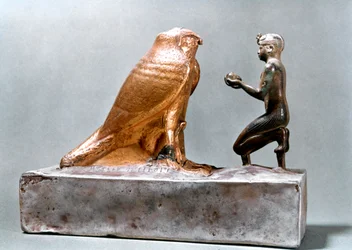 Taharqa vor dem Falken Hemen, altägyptisch, 7. Jahrhundert v. Chr.