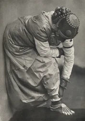 Tamulin mit Fuß- und Kopfschmuck, 1926